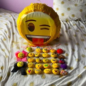 1 Emoji piñata, 24 emoji keychains, 1 emoji hair tie, and 2 emoji hair clips